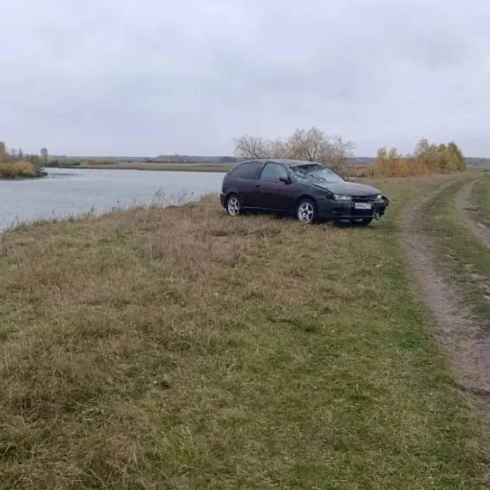 Тюменка въехала на машине в реку и погибла