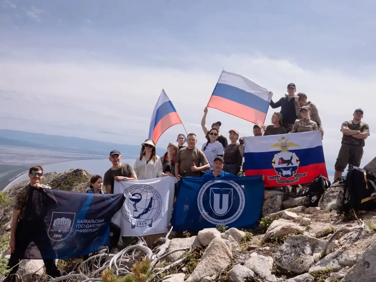 Иркутские студенты подняли флаг России на вершине полуострова Святой Нос
 
Участники масштабного пат