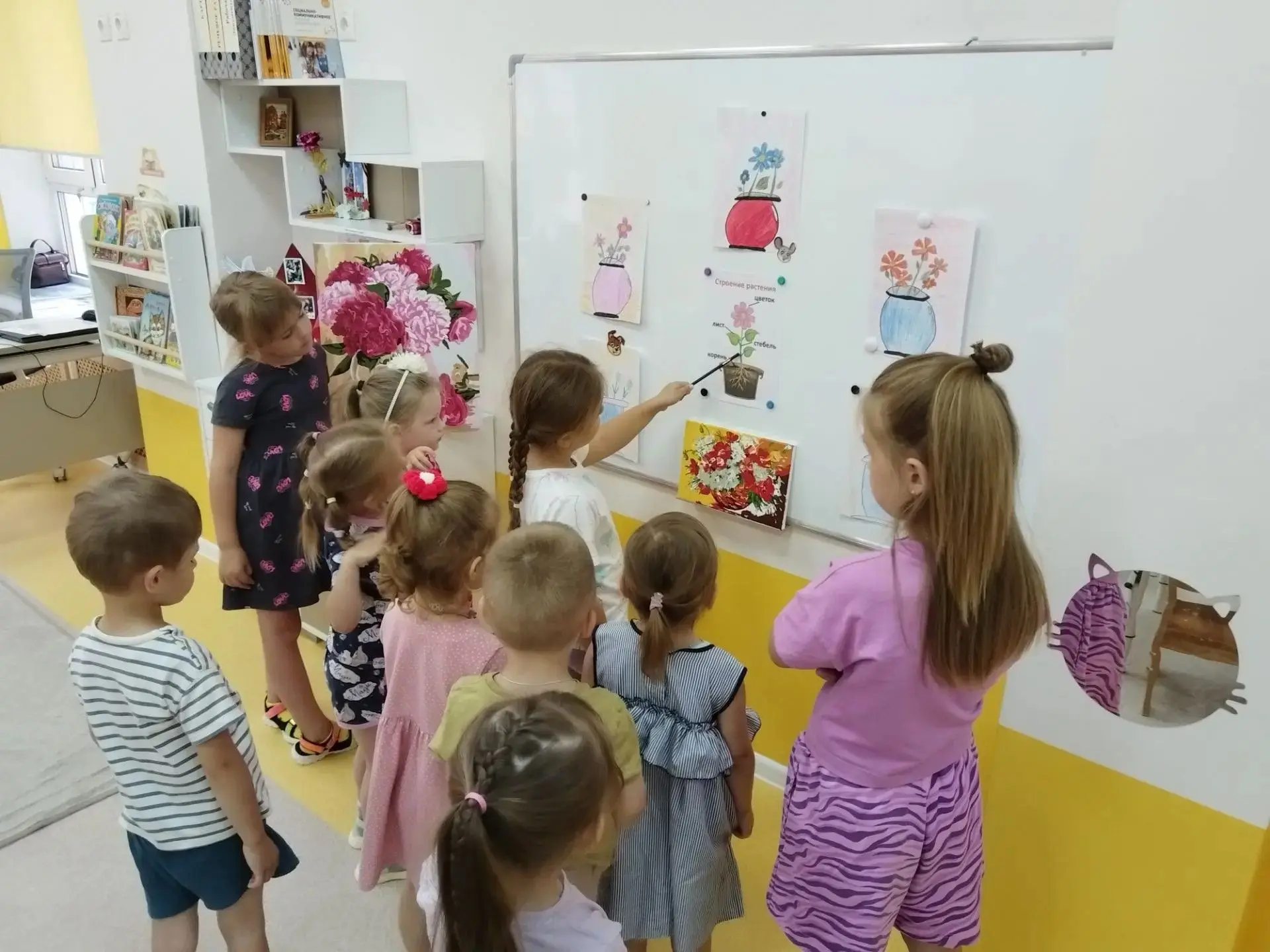 Педагог вместе с воспитанниками  группы "Солнышко" поговорили о цветах, вспомнили их строение и назв
