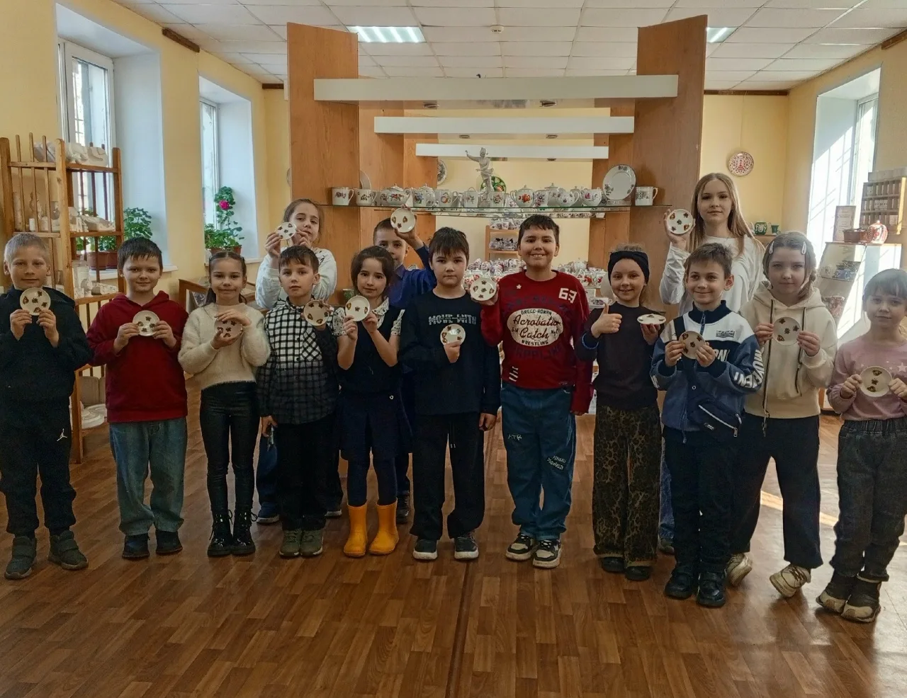 👫 Учащиеся 2г класса ЦО №17 имени А.А. Герасимова посетили Первомайский фарфоровый завод в посёлке П