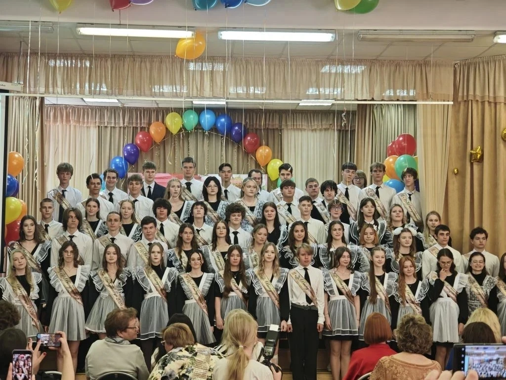 Прозвенел Последний звонок для 59 выпускников гимназии!

Трогательный праздник прошел сегодня в стен