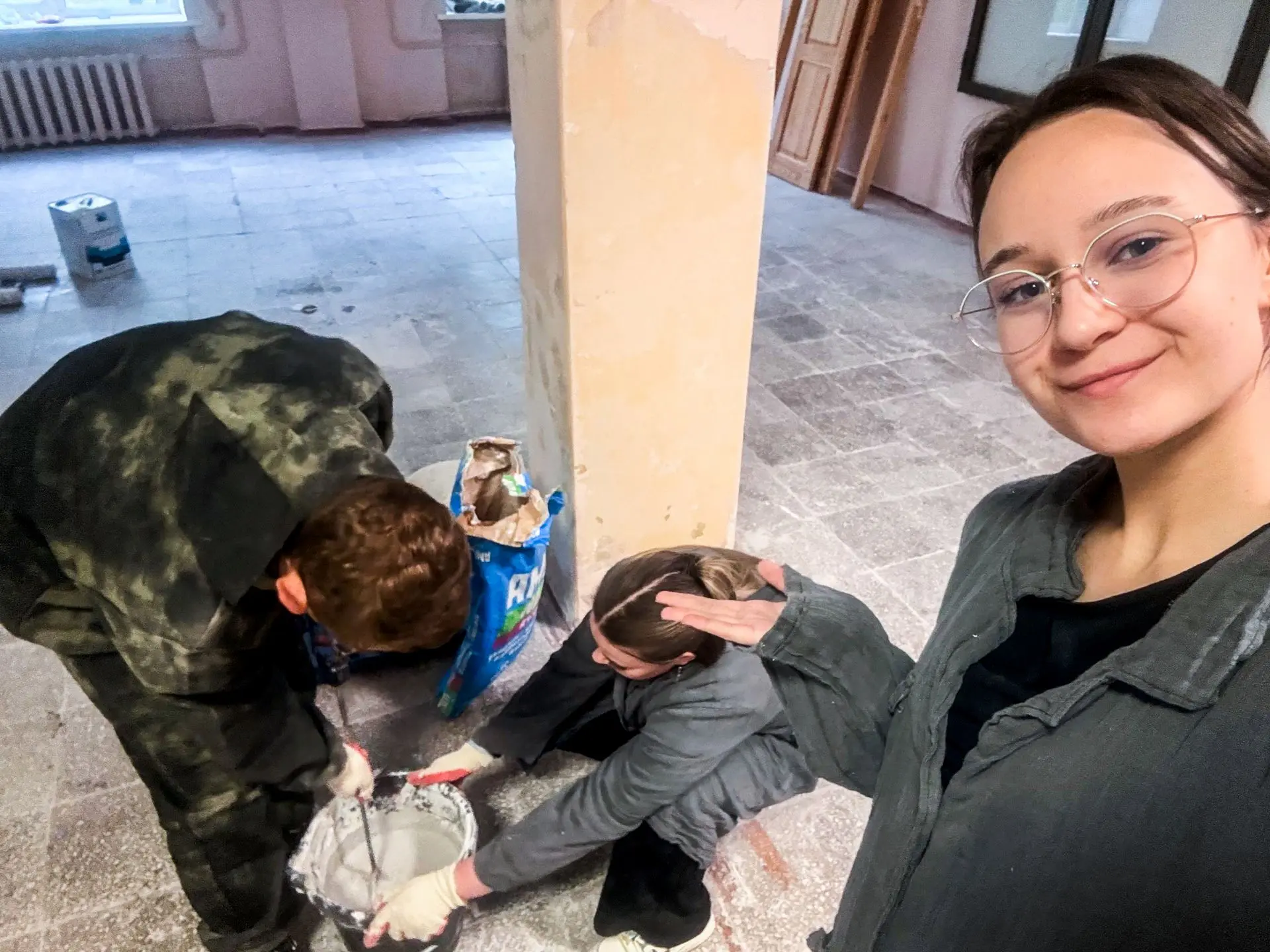 🧱 Студенты ТОГУ проходят практику малярами в ремонтных бригадах