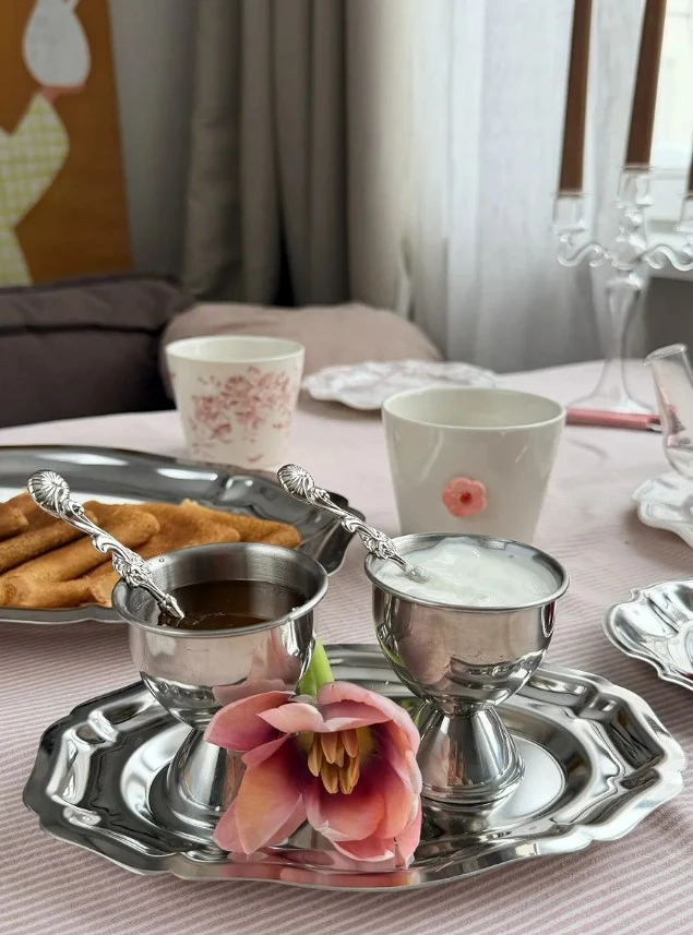 Почему-то сервировка с металлической посудой выглядит очень аристократично, согласны?😍