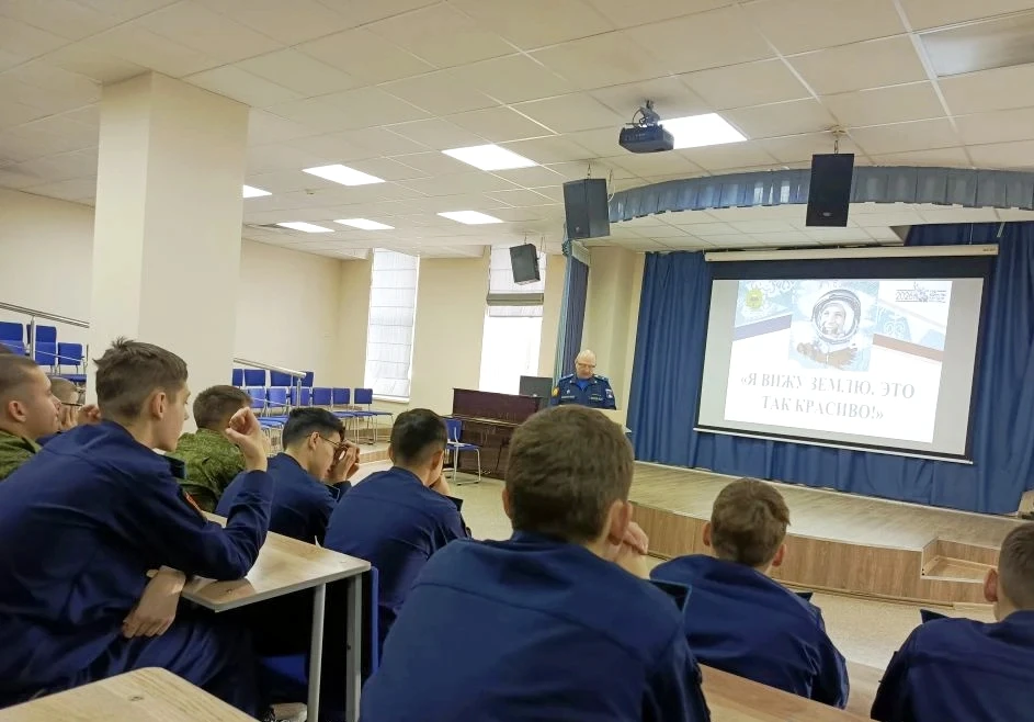 Первый день Недели космоса проходит активно - в фойе силами 3 учебного курса организована празднична