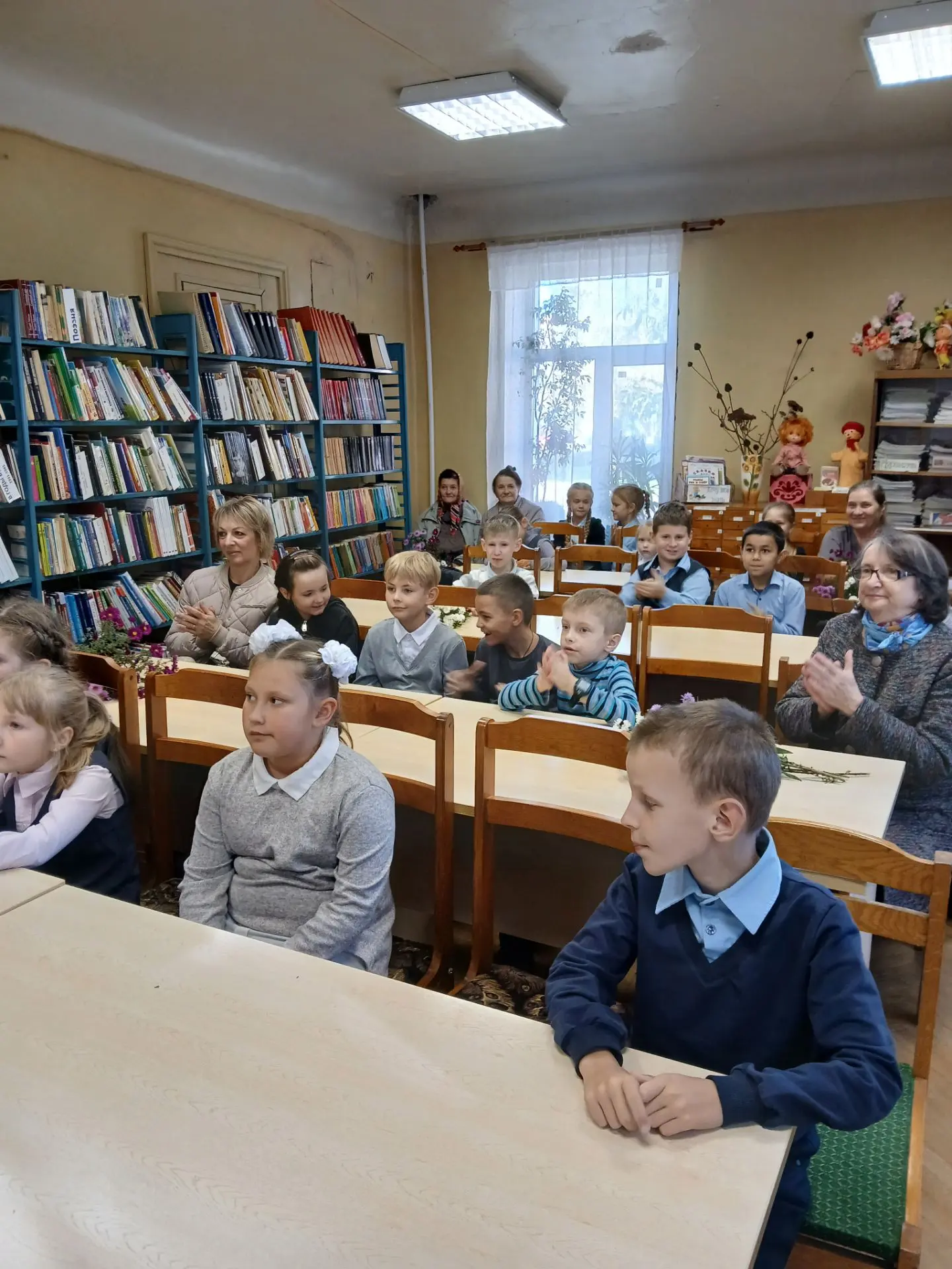 Международный день пожилых людей учащиеся 2а класса отметили в детской библиотеке.