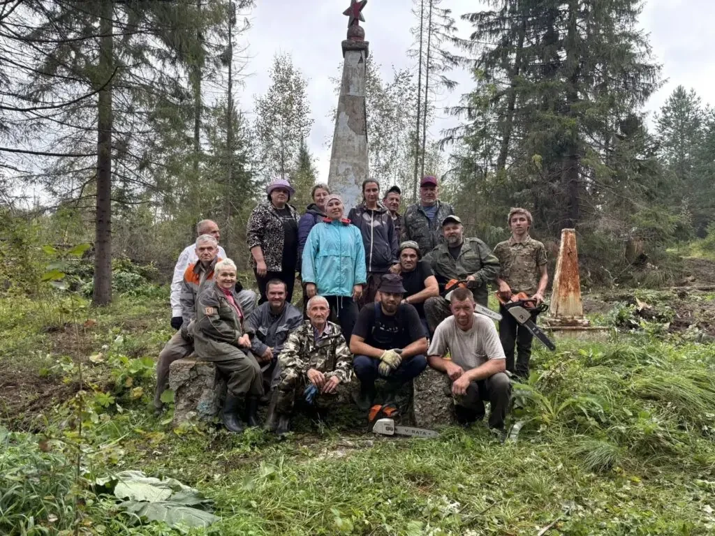 🌳 Добрые дела: жители Висимо-Уткинска привели в порядок памятник