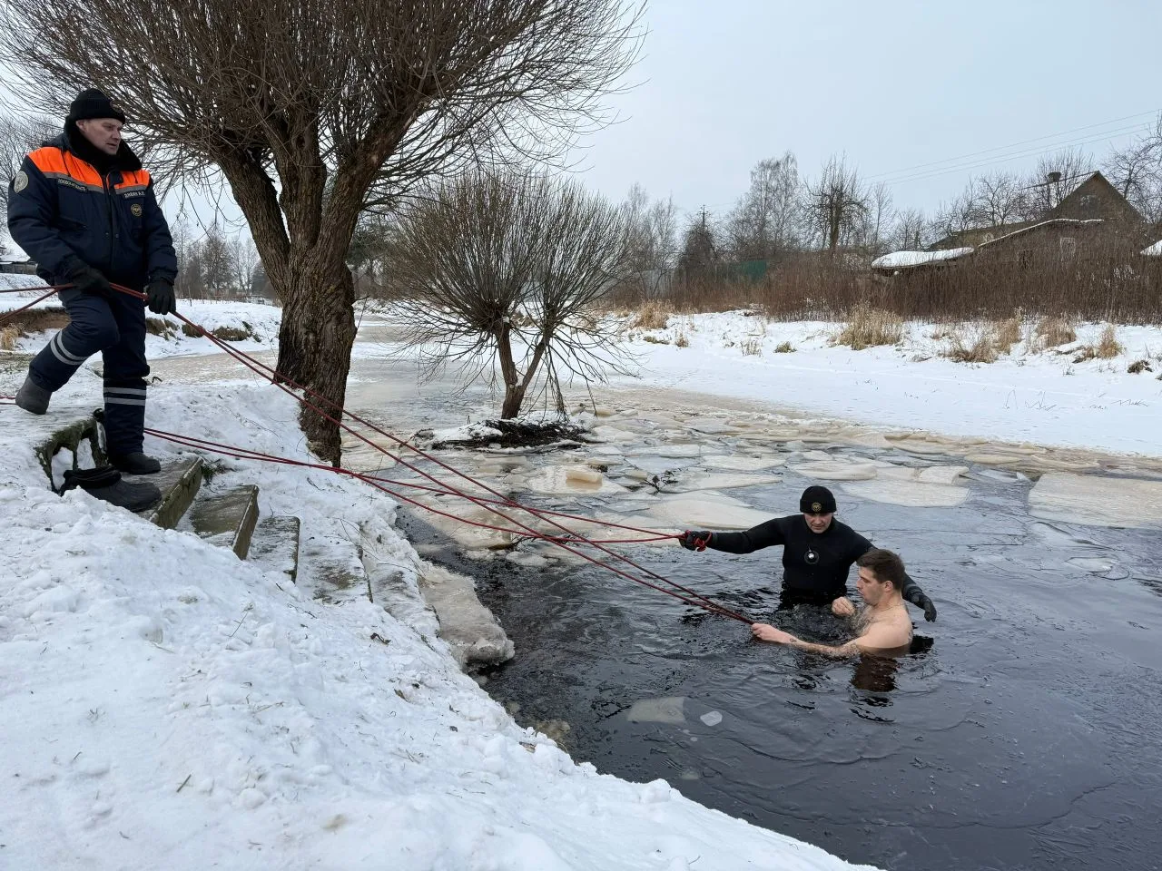 В праздник Крещения Господня двое земляков окунулись в воду в специально оборудованной ...
