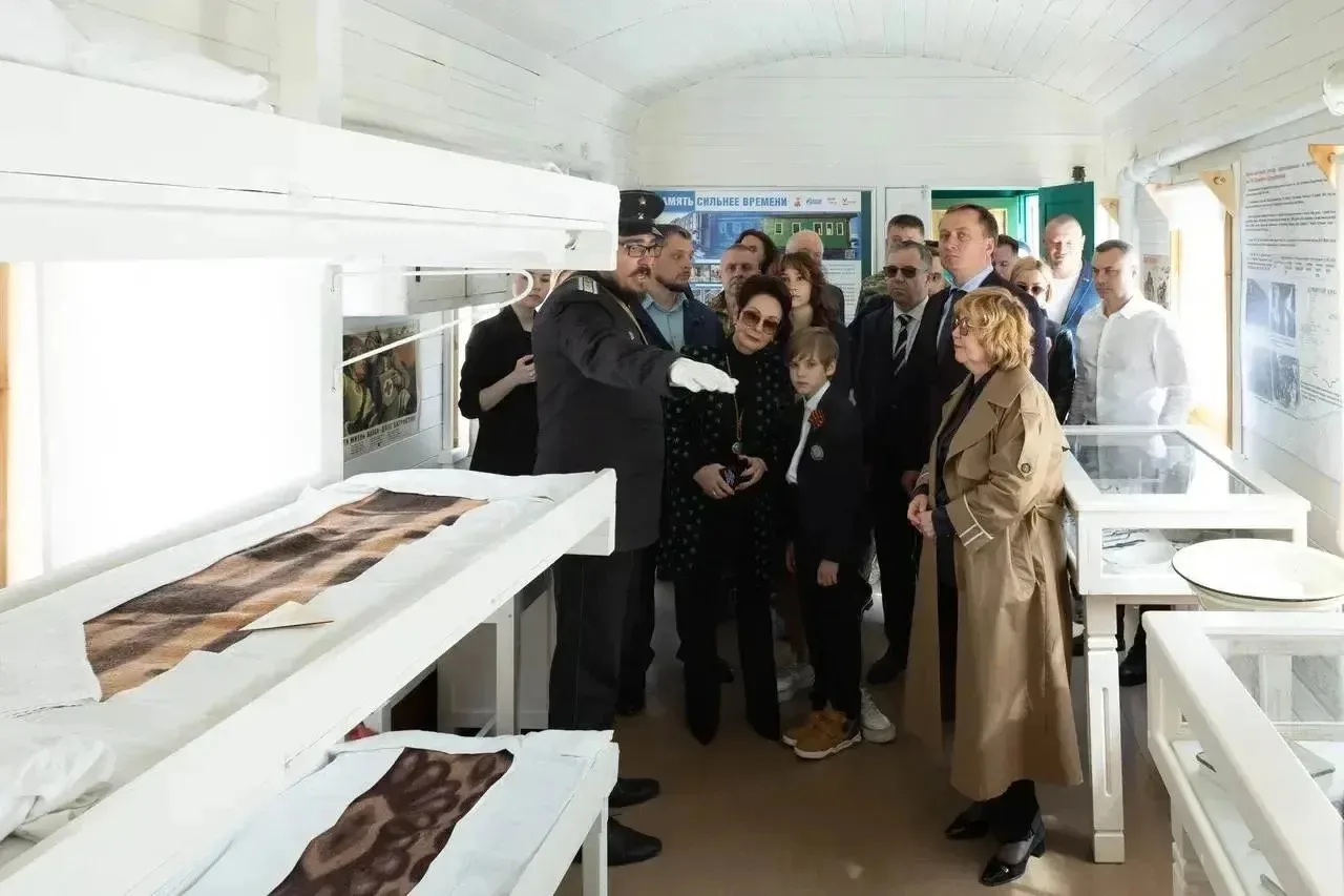 В Сургуте сделал остановку ретропоезд «Эшелон Победы».    Состав начал свой путь 1 мая. Всего в марш