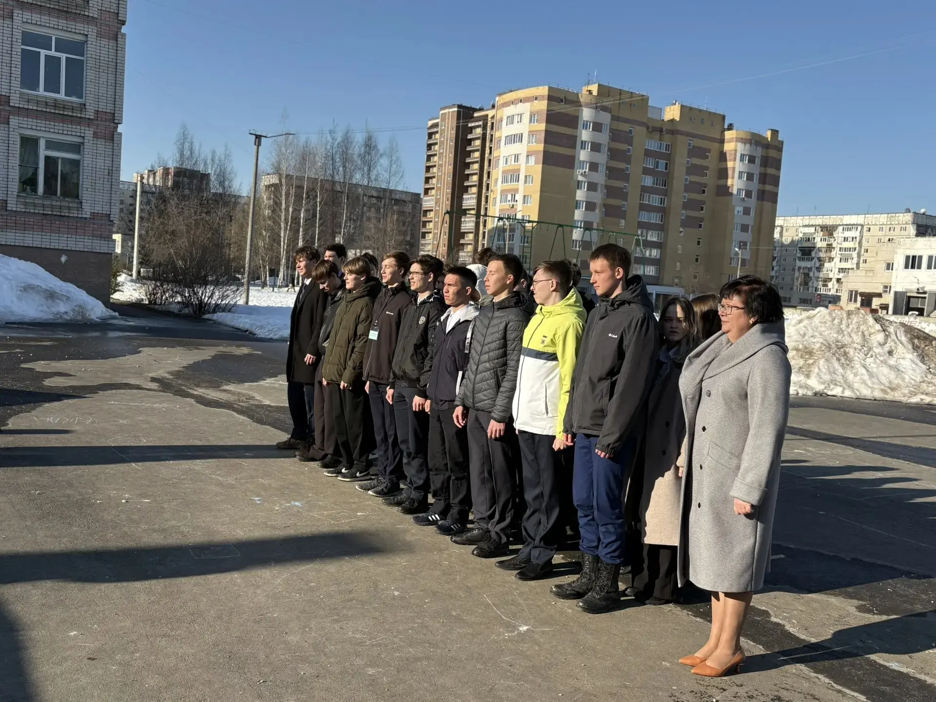 🇷🇺Доброе утро, лицей!  Сегодня почётное право поднять флаг Российской Федерации  предоставляется обу