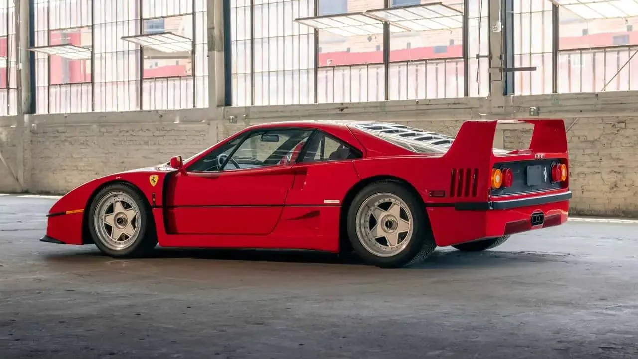 На один аукцион выставят сразу семь Ferrari — от легендарной 288 GTO до новейшей Luce.