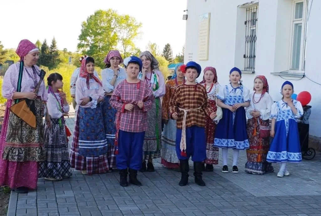 Воспитанники фольклорного отделения детской школы искусств вместе с преподавателем прин...