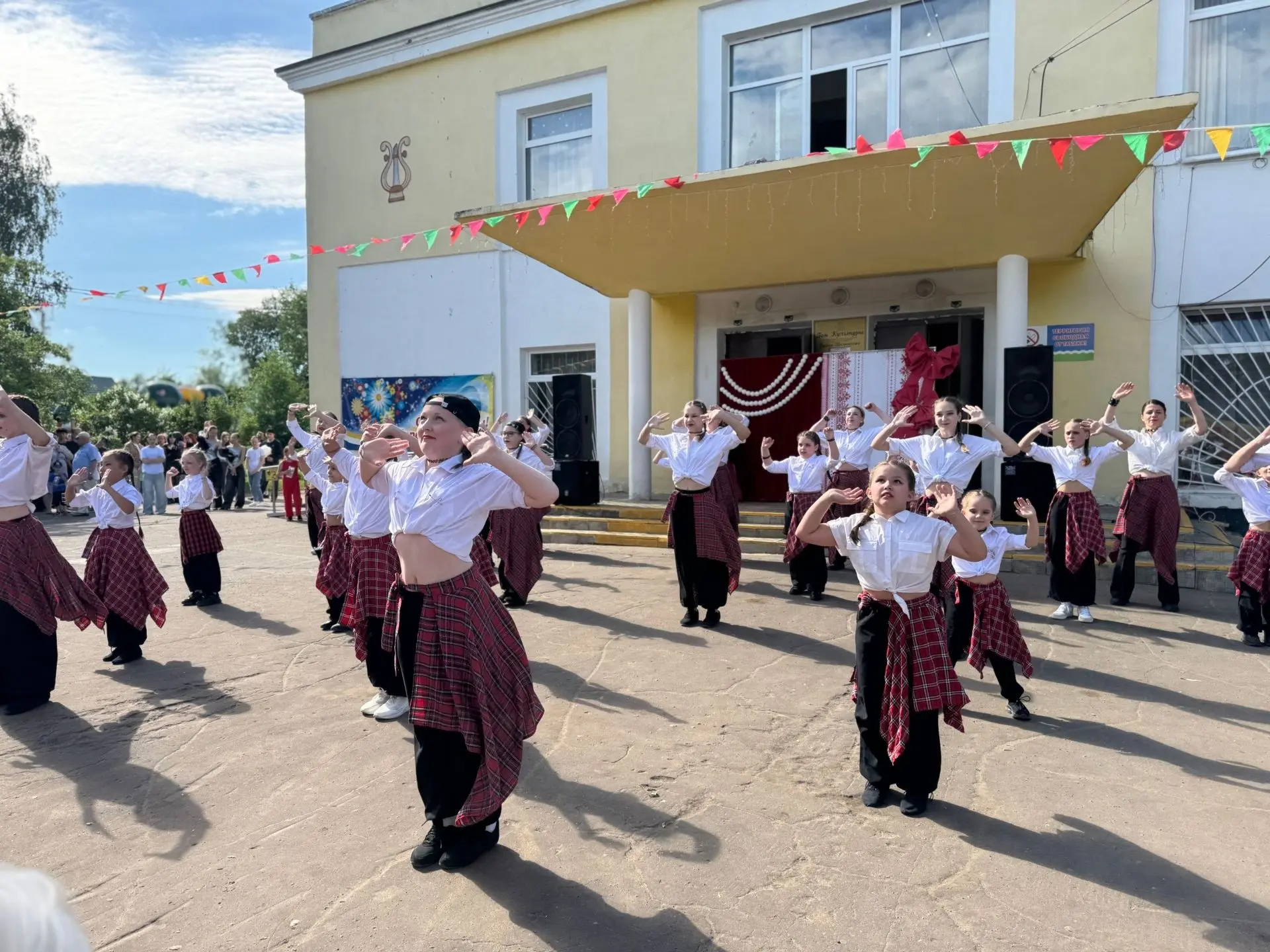 🎉 Праздник для всей семьи: как в Ситне-Щелканово отметили День села  В субботу, 23 мая, на площади у