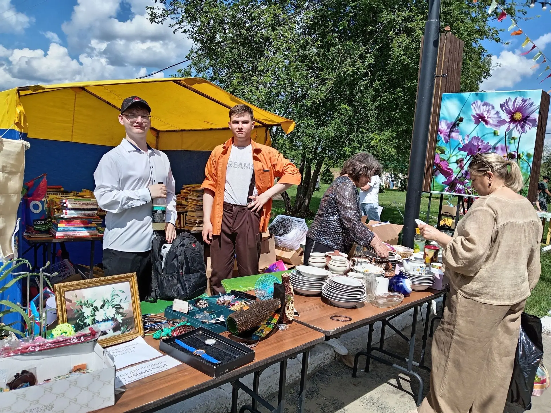 10 000 РУБЛЕЙ ДЛЯ ХРАМА В СЕЛЕ КОШУКИ И КНИГИ ДЛЯ ЖИТЕЛЕЙ ДОНЕЦКОЙ НАРОДНОЙ РЕСПУБЛИКИ

12 июня в го