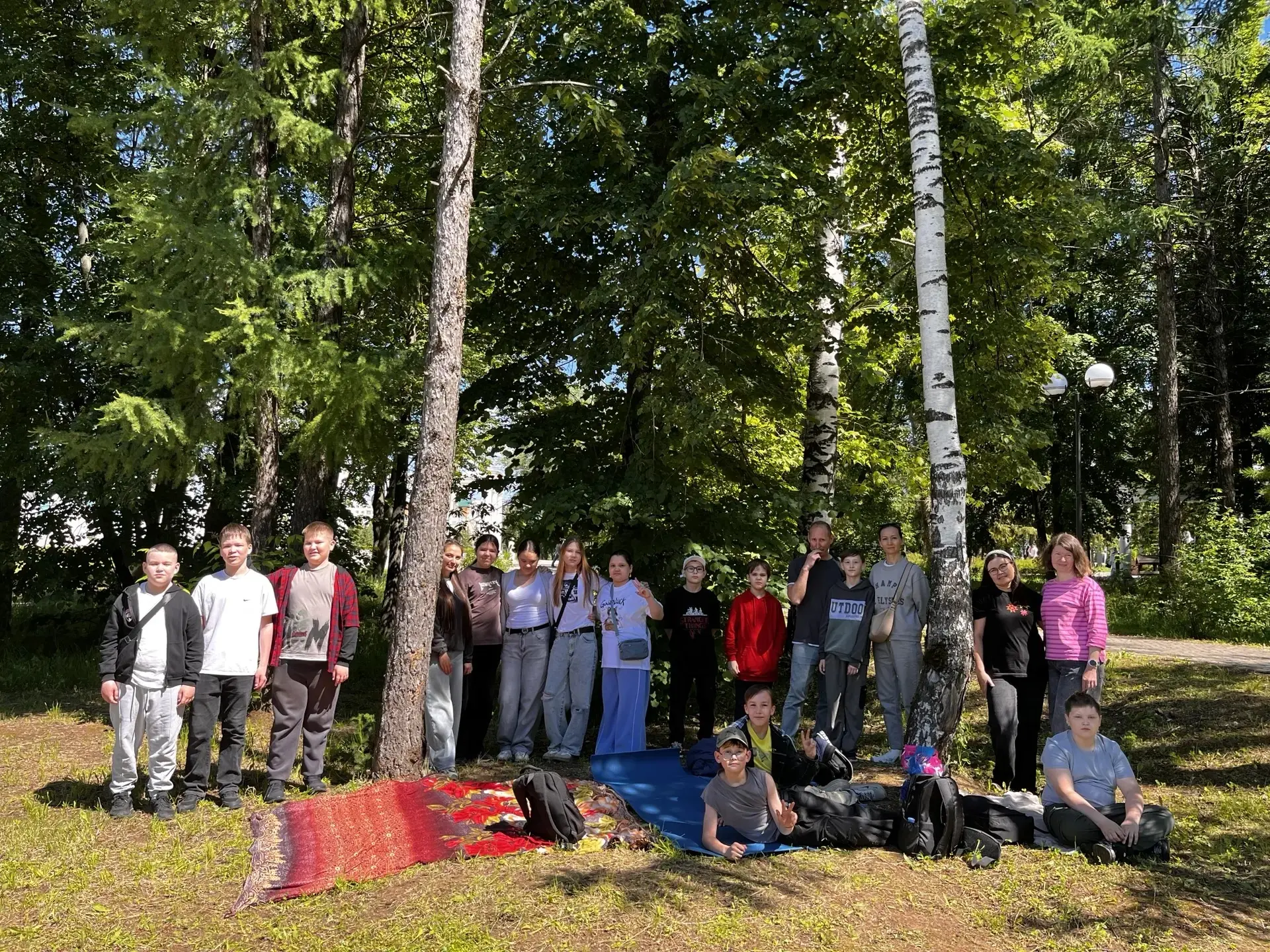 Ученики 5 «А» класса вместе с родителями и классным руководителем (Ленгесова С.Ю.) шумно и дружно от