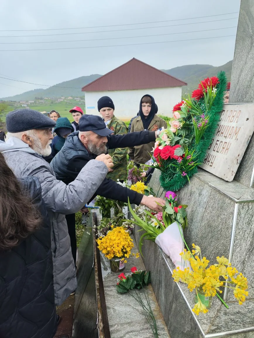 Возложение цветов к памятникам Великой Отечественной войны

Возлагая цветы и венки к памятникам и об