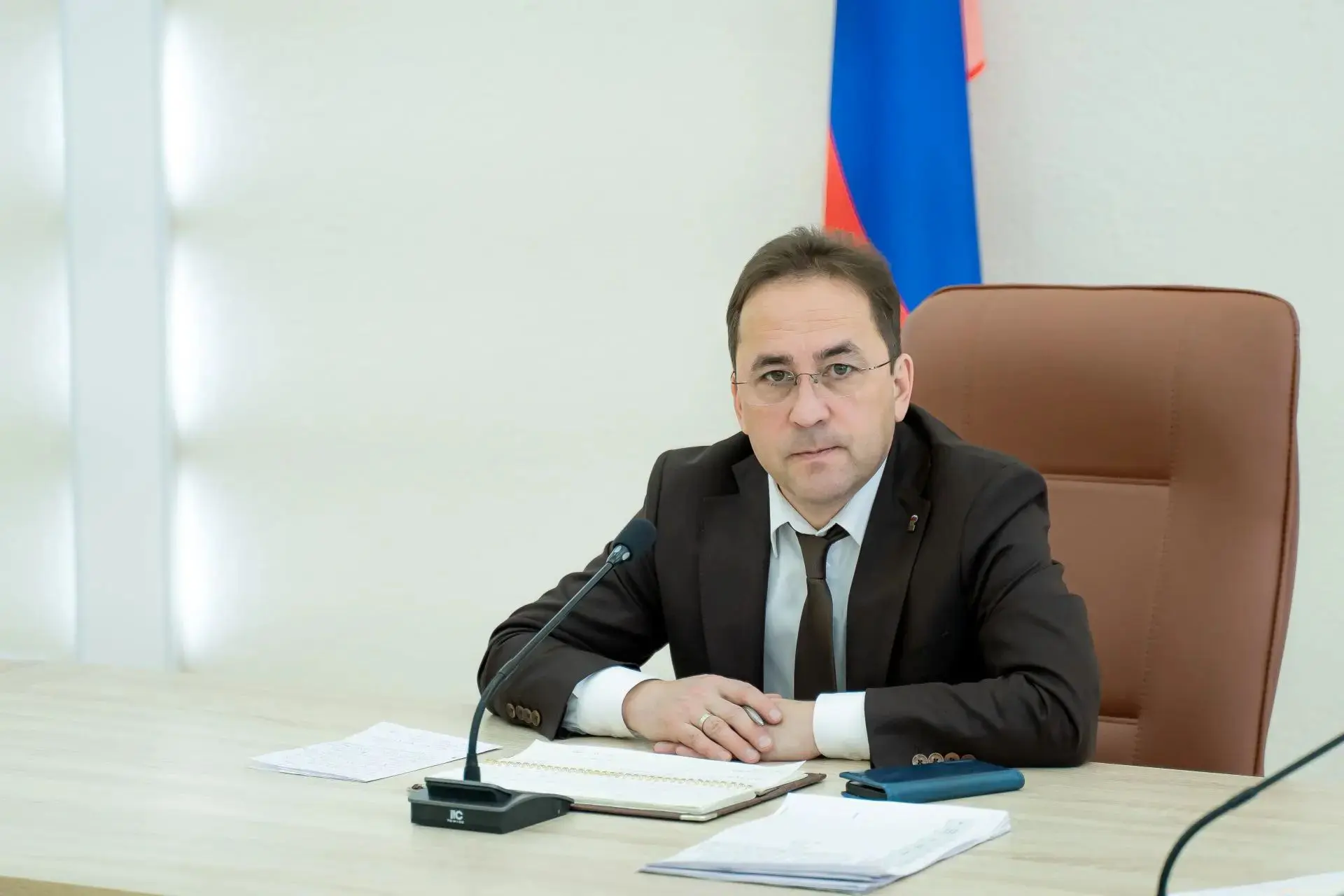 Провел аппаратное совещание с руководителями структурных подразделений Администрации Ня...