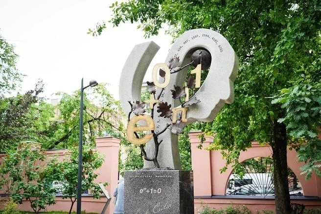 🧮  На Васильевском острове открыли обновленный сквер Леонарда Эйлера