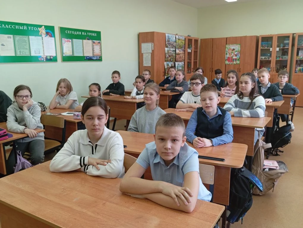 🇷🇺 В ходе тематического мероприятия, организованного учениками 4 «В» класса в честь Года народного е