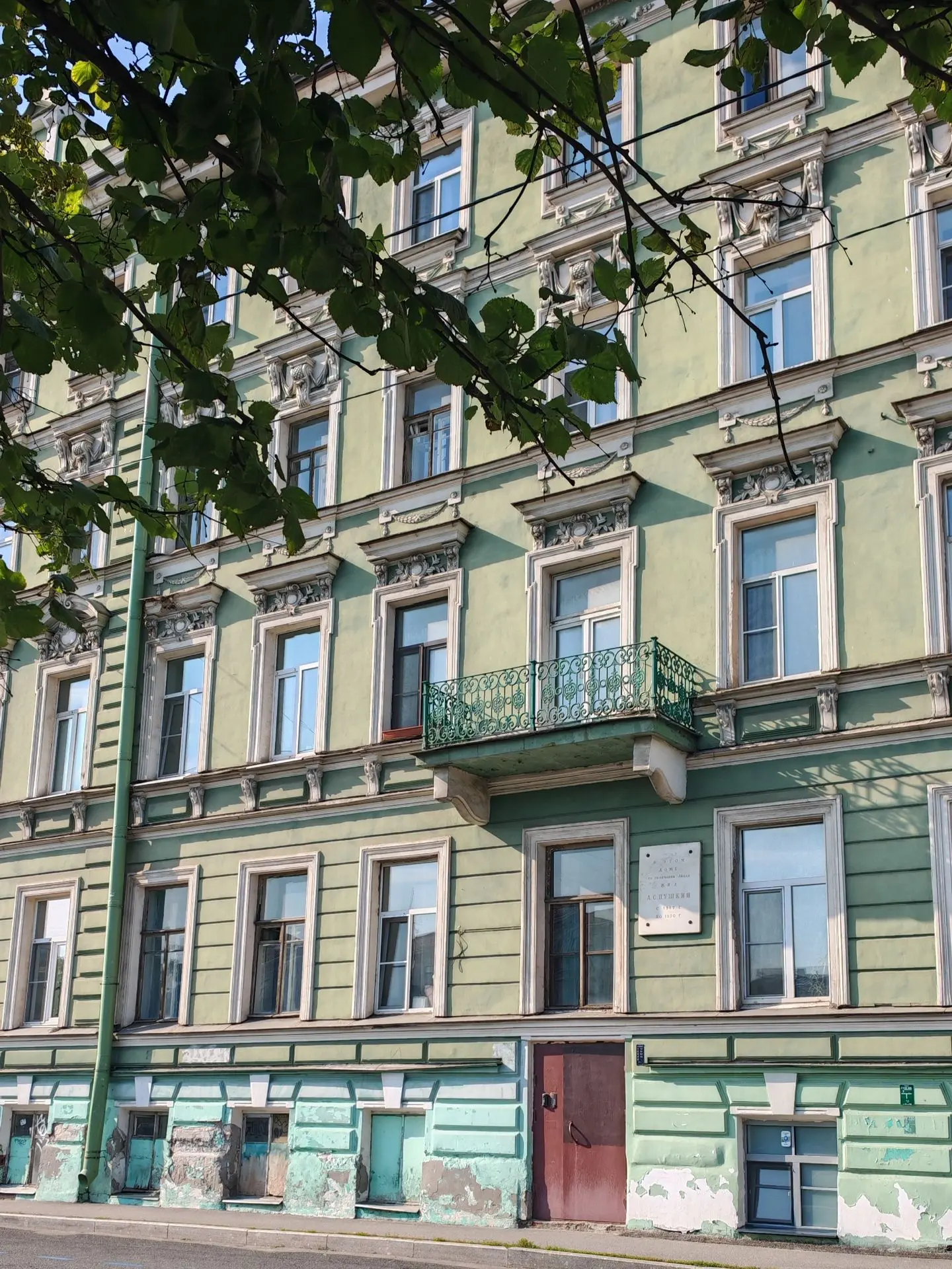 Посмотрели на дом, где Пушкин жил с родителями после выпуска из лицея. Обсудили, что Наше все стесня