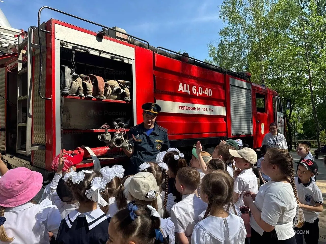 🚒 Сотрудники МЧС провели занятие с первоклассниками Наро-Фоминска  В парке Победы города Наро-Фоминс