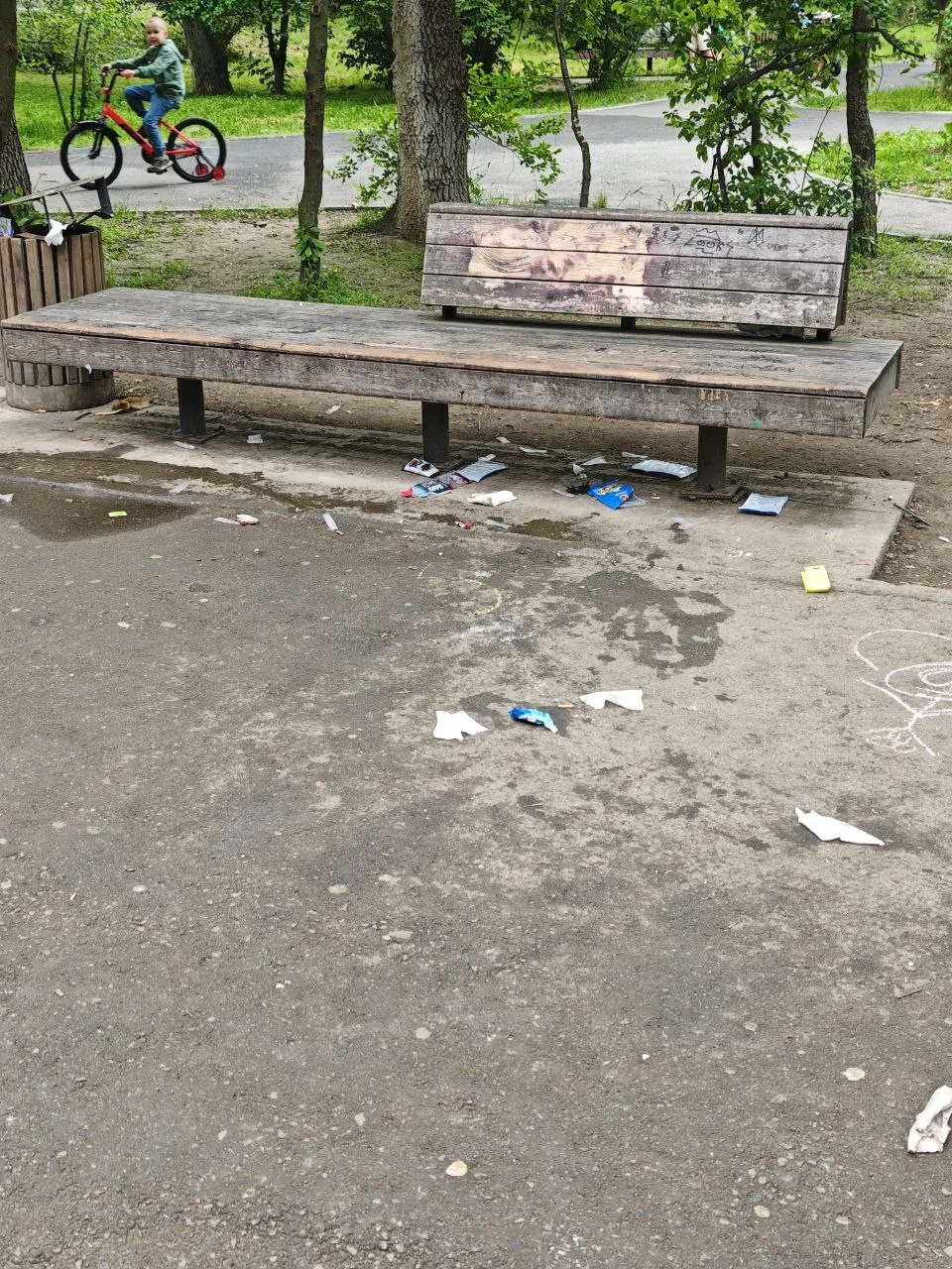 Уважаемые соседи, огромная просьба провести беседу со своими детьми о правилах поведения в сквере ил