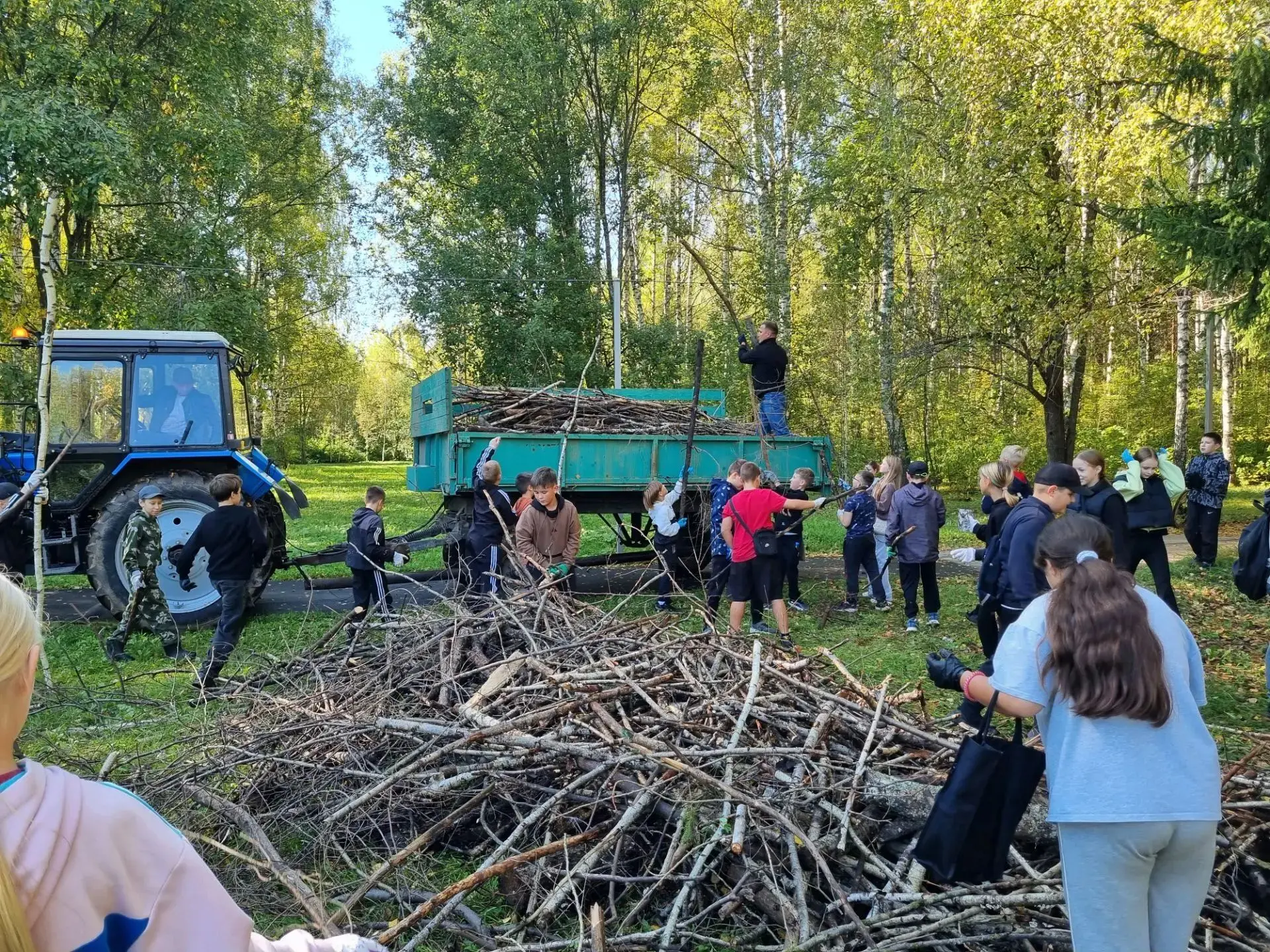10 сентября учащиеся 5 классов совместно с классными руководителями Моховой П. А. и Шил...