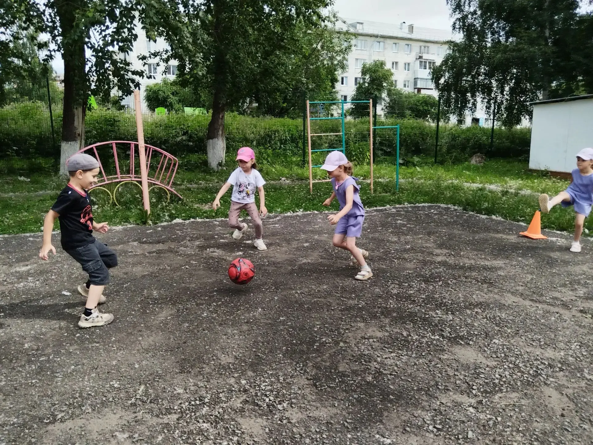 19 июня День детского футбола!!! А вы любите играть в футбол? Наши дошкольники - обожают👍