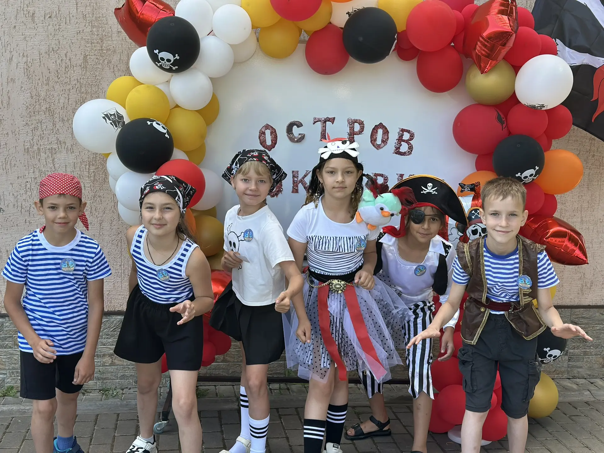 🏴‍☠️ В нашем лагере прошёл захватывающий пиратский квест «Затерянные сокровища»! 🗺️

Ребята с азар