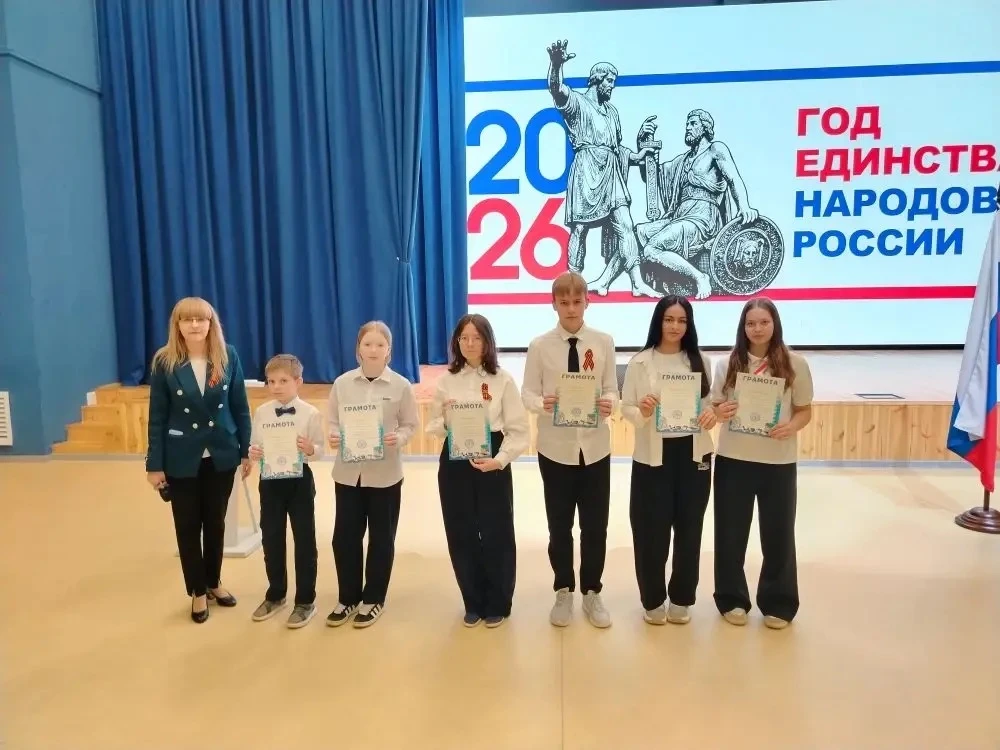 📚 Начинаем новую учебную неделю! Традиционно звучит гимн России, мы поднимаем флаг нашей великой мно