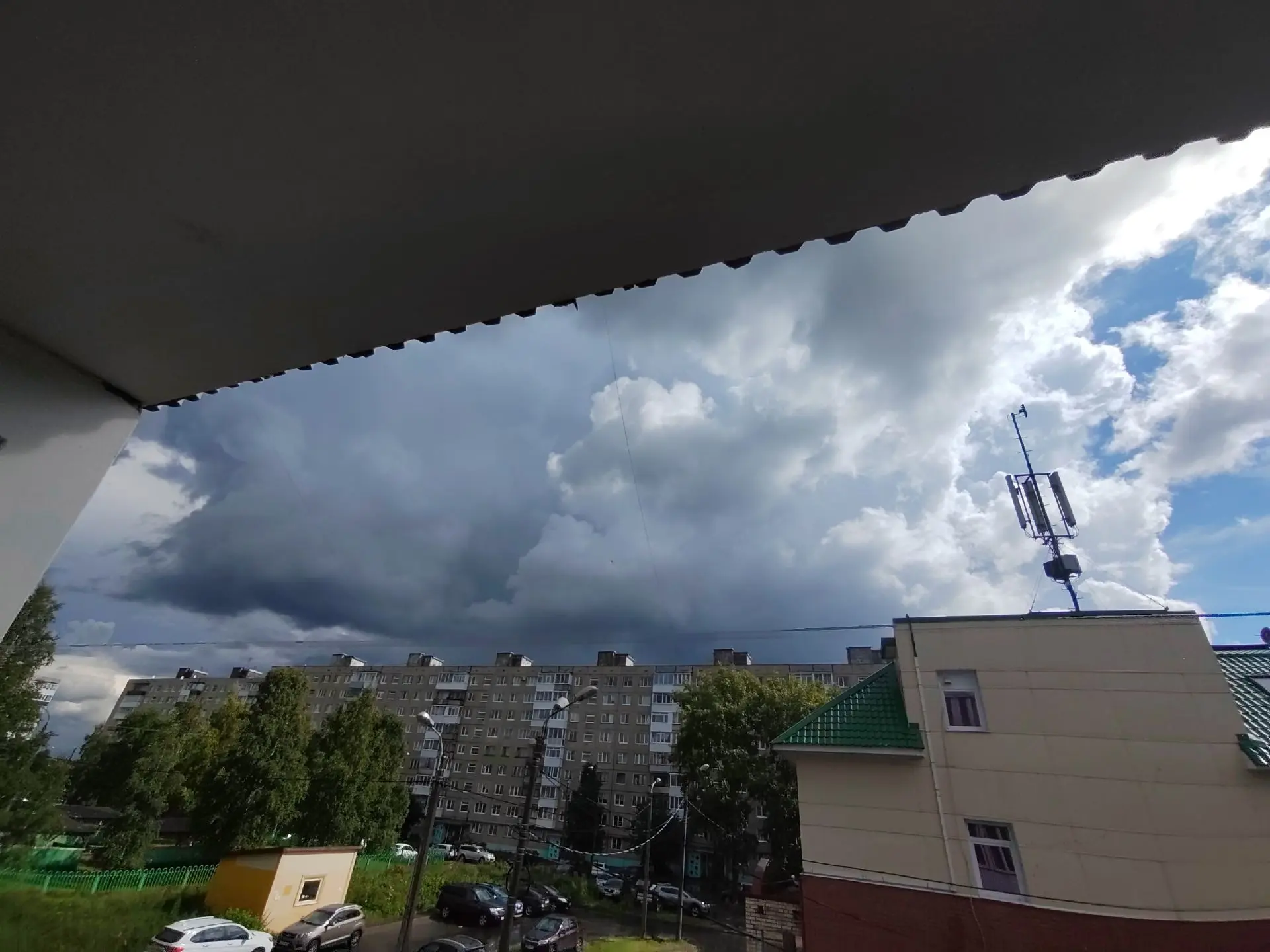 В Архангельске выпал крупный град.
