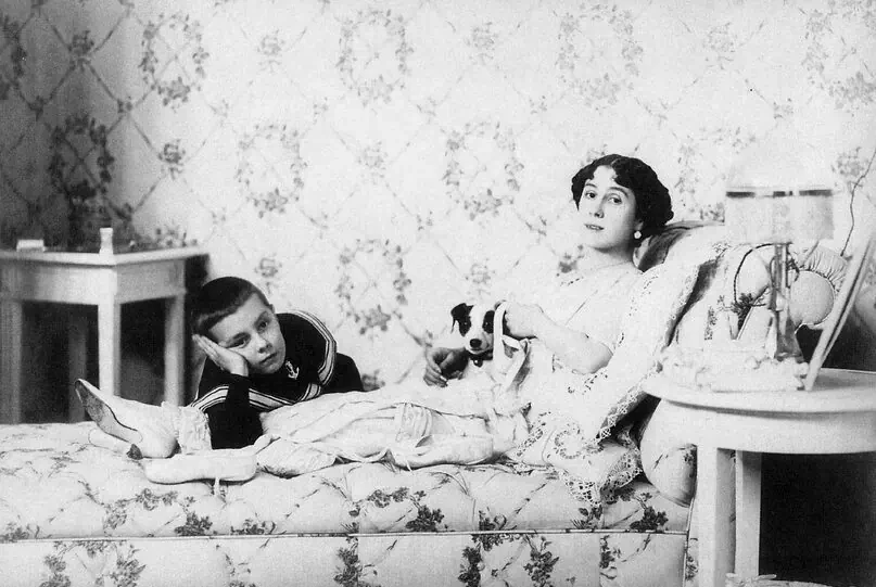 1911.Матильда Кшесинская и ее сын Владимир в спальне особняка Кшесинской.(улица Куйбышева, 2–4 это у