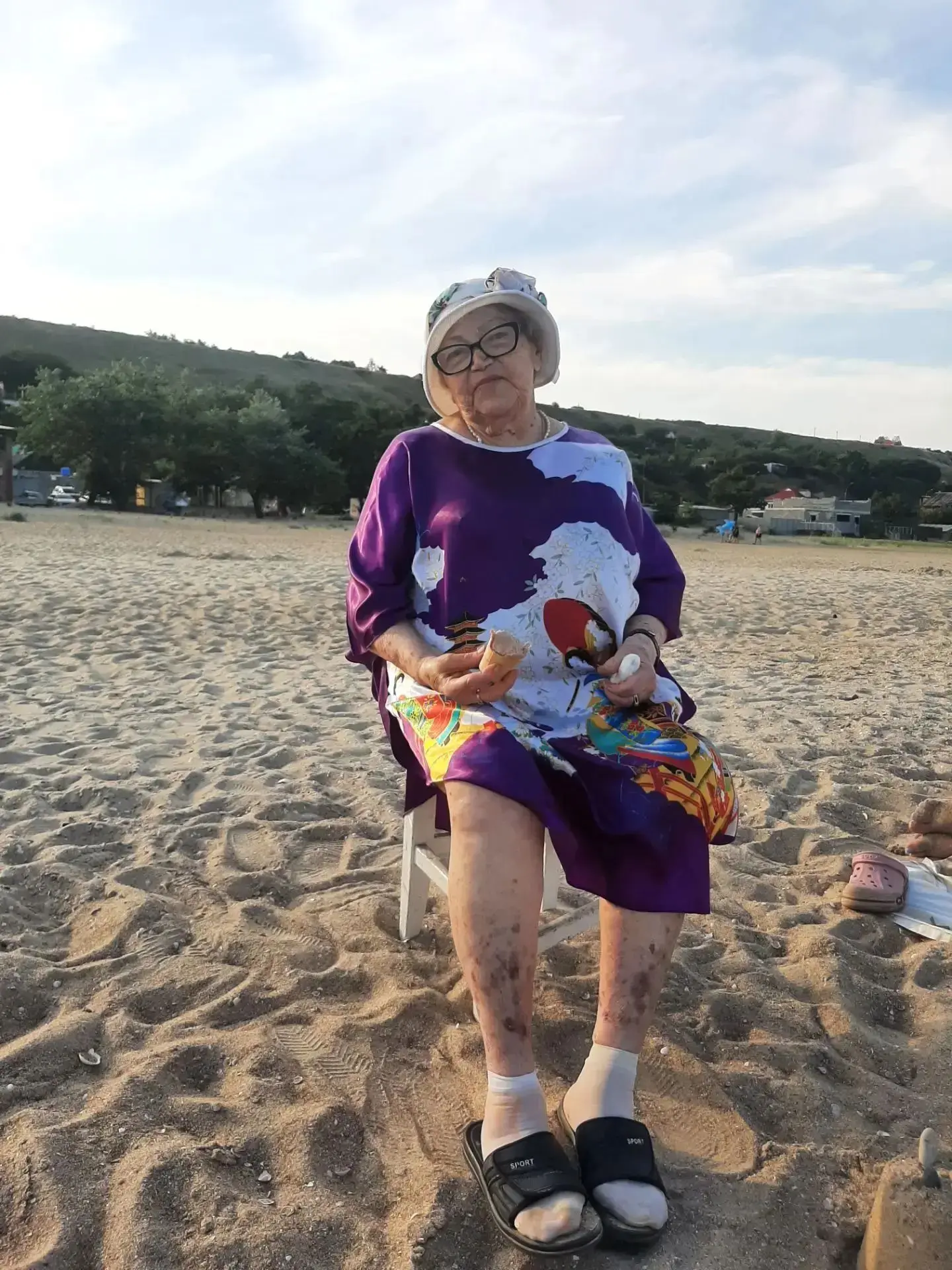 89 лет. Счастье. Песок. Мороженое. Море. И — встретить закат у воды. 🌅🍦