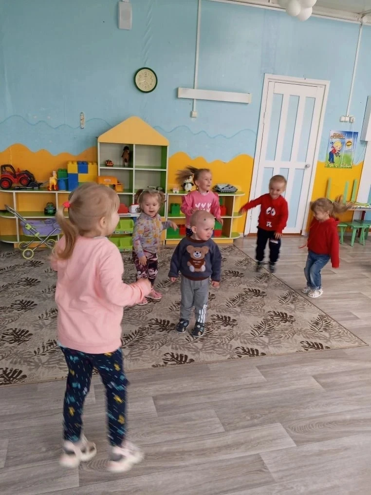 В рамках месячника по безопасности на объектах железнодорожного транспорта в ДОУ было п...