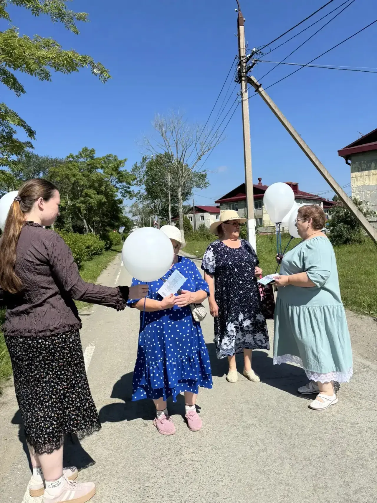 🕊️ В рамках акции "Ангелы Донбасса" сотрудники Дома культуры и библиотеки с. Троицкое организовали 