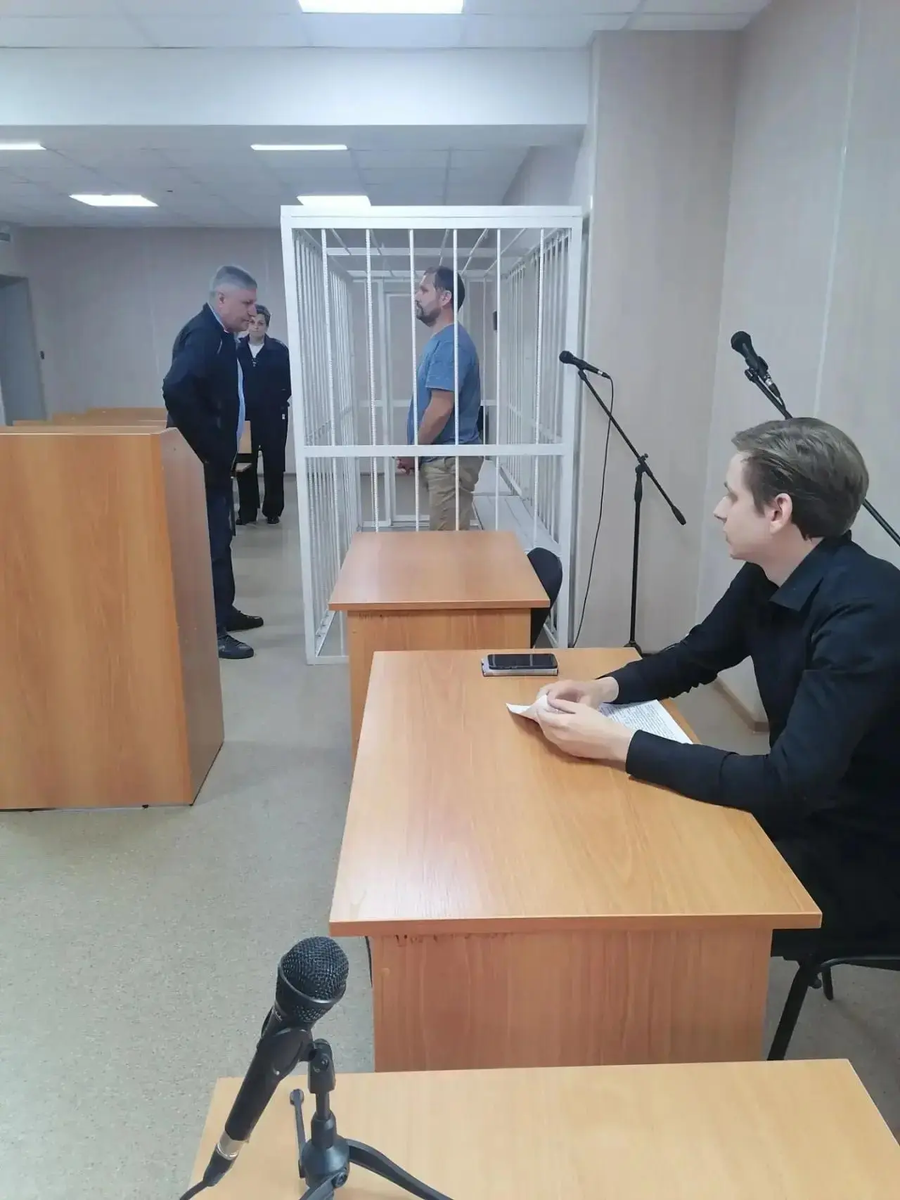 ⚖️🔎 Суд отправил в СИЗО мужчину за убийство парня в 2003 году. Подозреваемый скрывался...