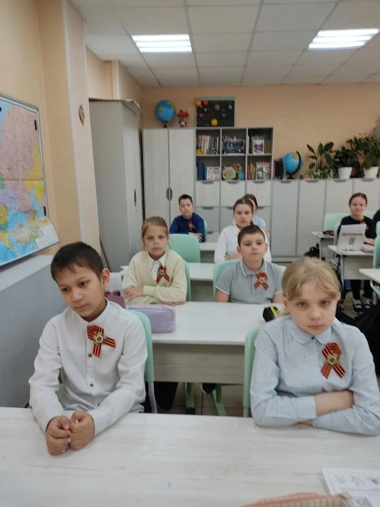 Акция "Георгиевская ленточка" проходит в нашей гимназии🏫 Начиная с церемонии поднятия государственно