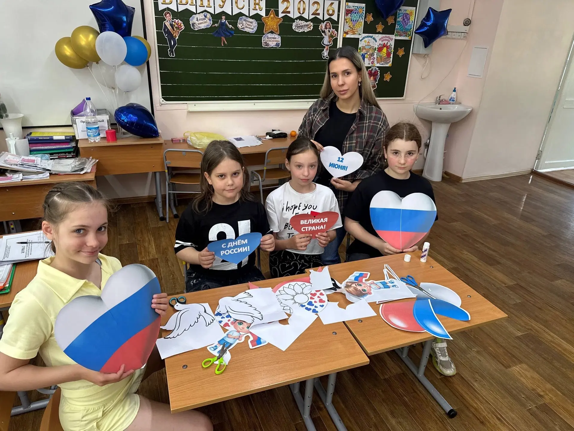 🇷🇺ОКНА РОССИИ🇷🇺

⚡В преддверии Дня России, который отмечается 12 июня, ребята из лагеря «МОЙ МИР