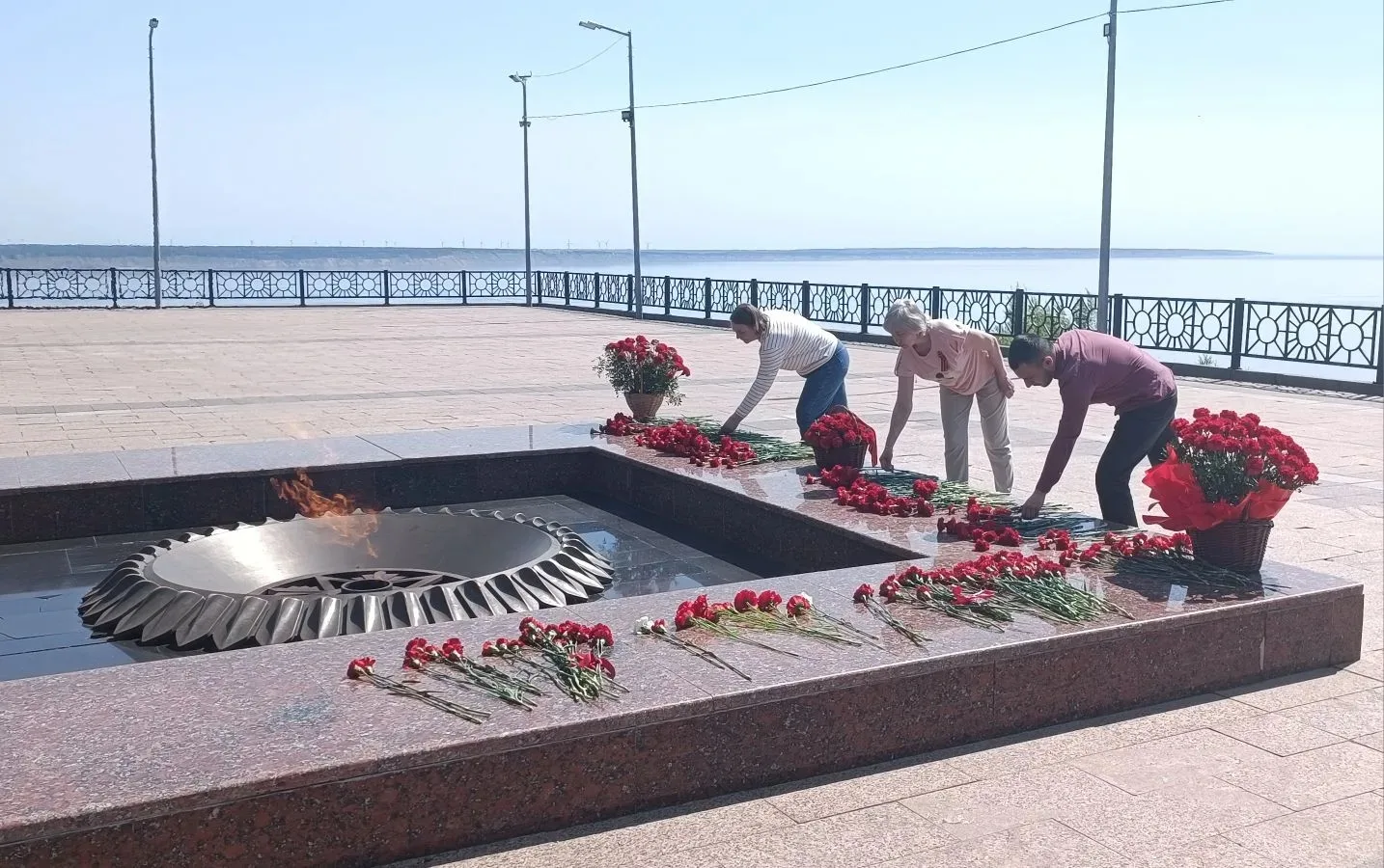 Участие в церемонии возложения цветов к Обелиску Вечной Славы

В рамках празднования 81-й годовщин