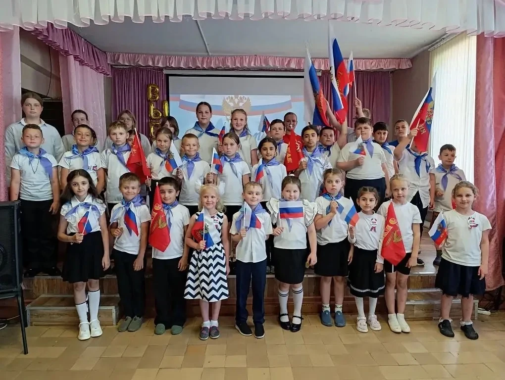С Днём России! 🇷🇺

Сегодня в нашем пришкольном лагере было особенно шумно, весело и патриотично! М