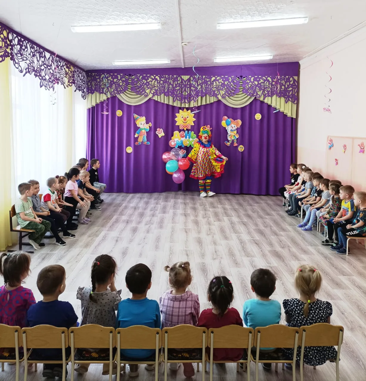 Сегодня, 1 апреля, в детский сад к ребятам на воздушных шарах прилетела клоунесса. Смеш...