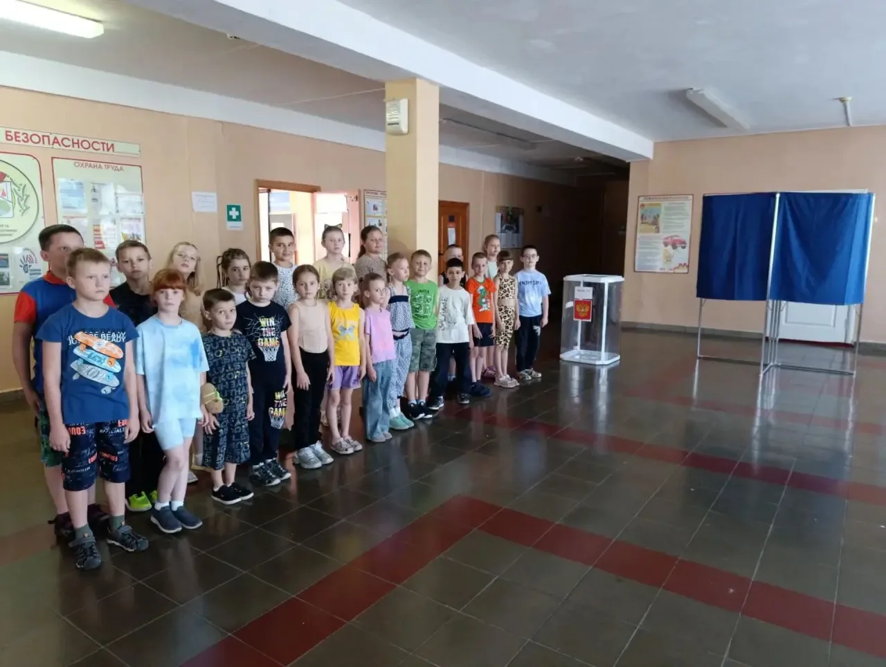 15 июля в школьном лагере "Солнышко" прошли выборы Мэра лагеря.
За два дня до выборов стартовала пре