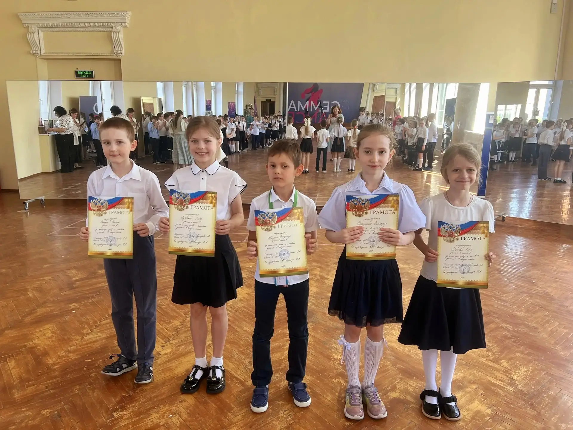 ТОРЖЕСТВЕННЫЕ ЛИНЕЙКИ В НАЧАЛЬНОЙ И СРЕДНЕЙ ШКОЛЕ  🌟 Вчера в здании на Павловской 8Ак1 прошли праздн