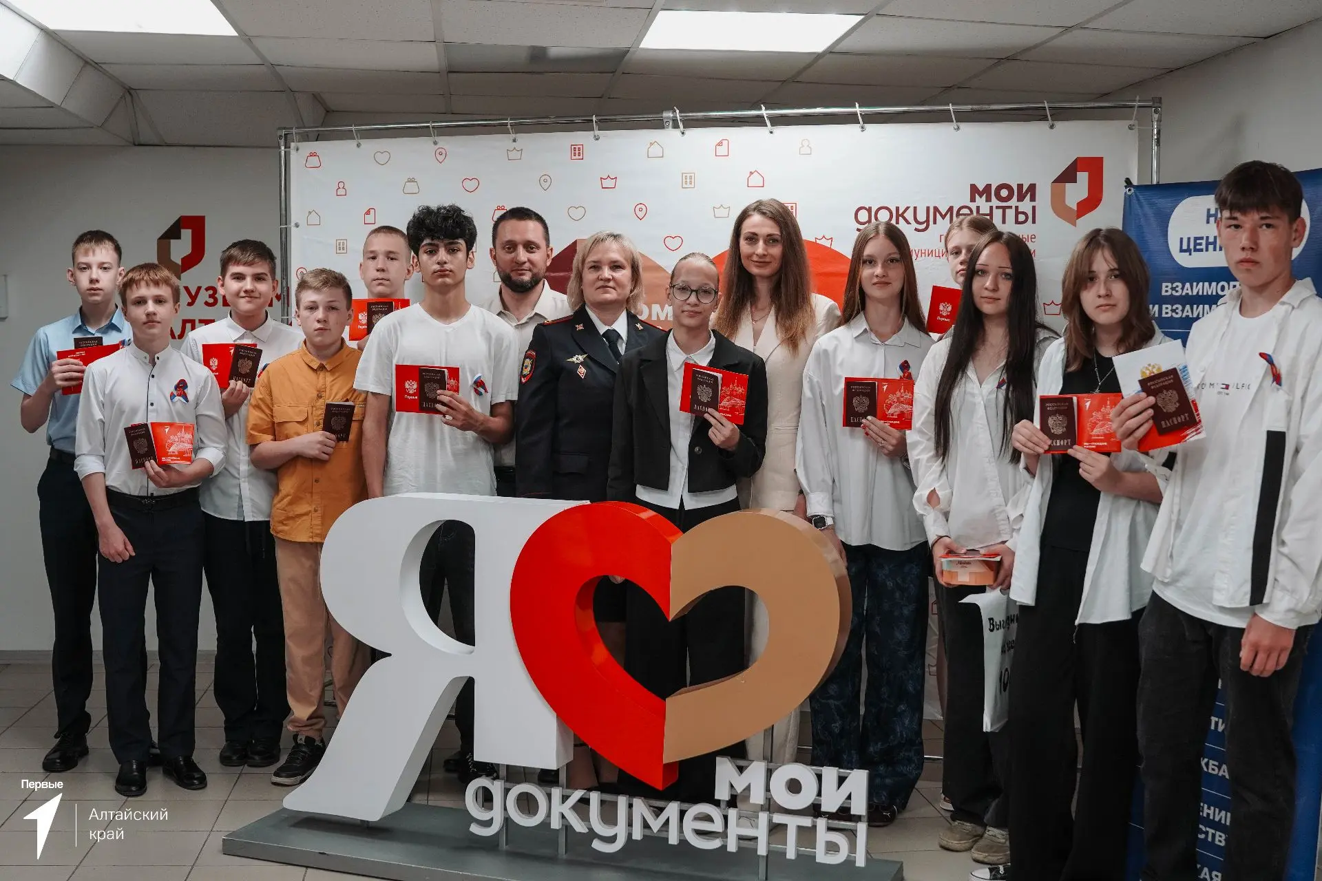В честь Дня России в Алтайском крае торжественно вручат более 200 паспортов юным гражданам