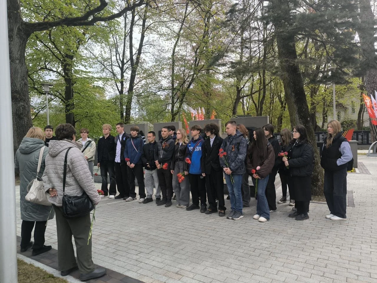 🕊️ На Мемориальном комплексе на братской могиле советских воинов в пос. им. А. Космодемьянского сост
