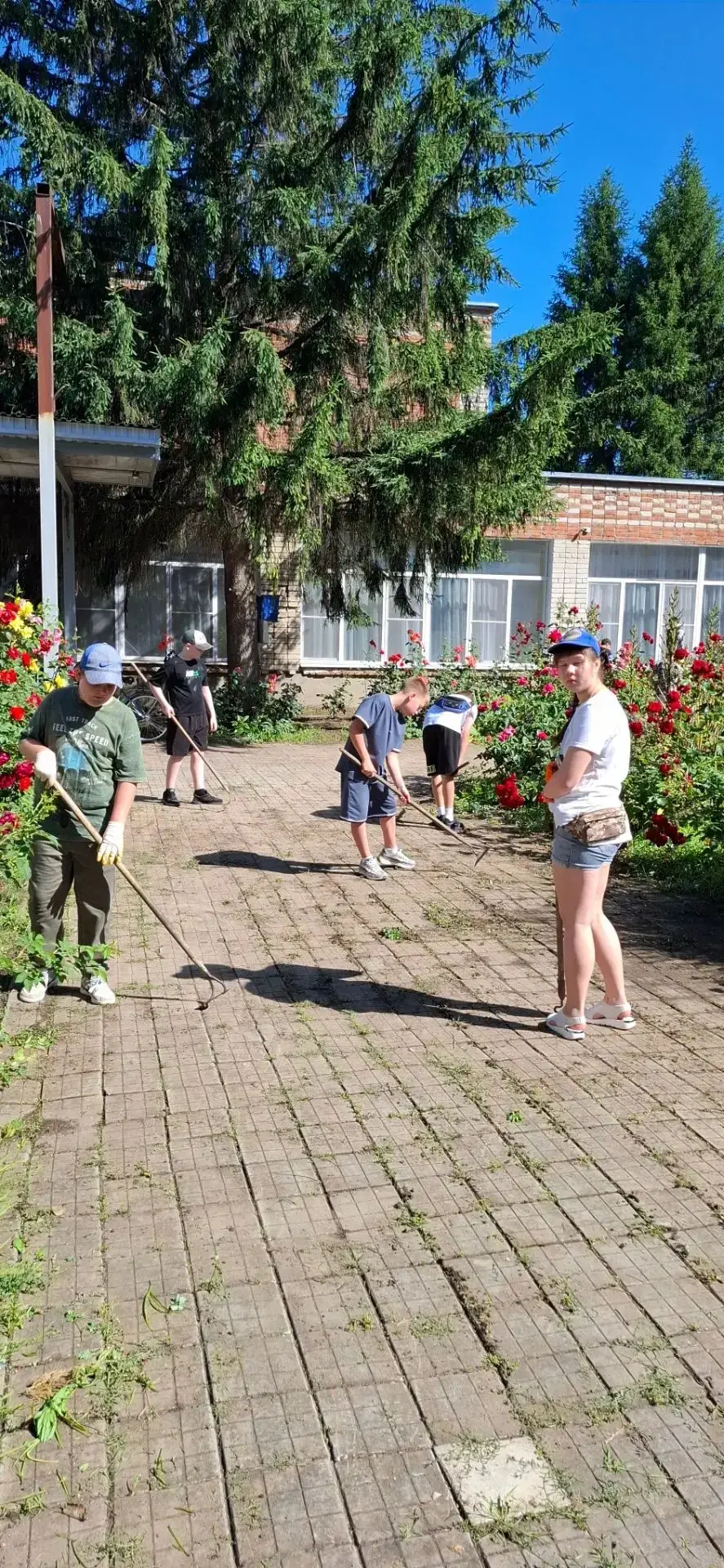 Учащиеся 5 В класса активно проходят летнюю практику на благо школьного двора! 
🔹Ребята убрали трав