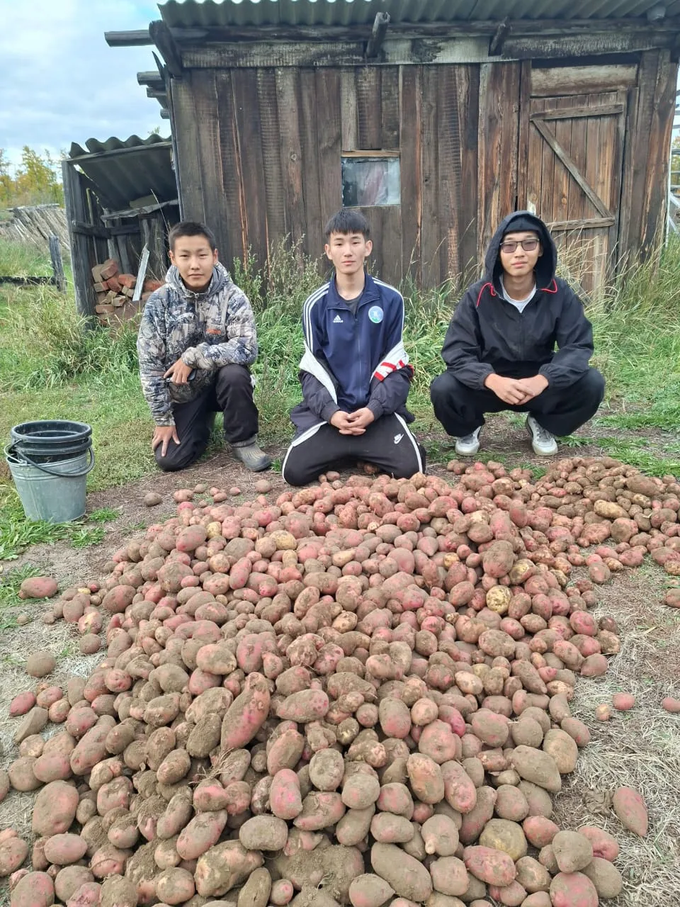 💠Оскуолабыт үөрэнээччилэрэ бириэмэлэрин сөпкө аттарынан, аҕам саастаахтарга хортуоска ...