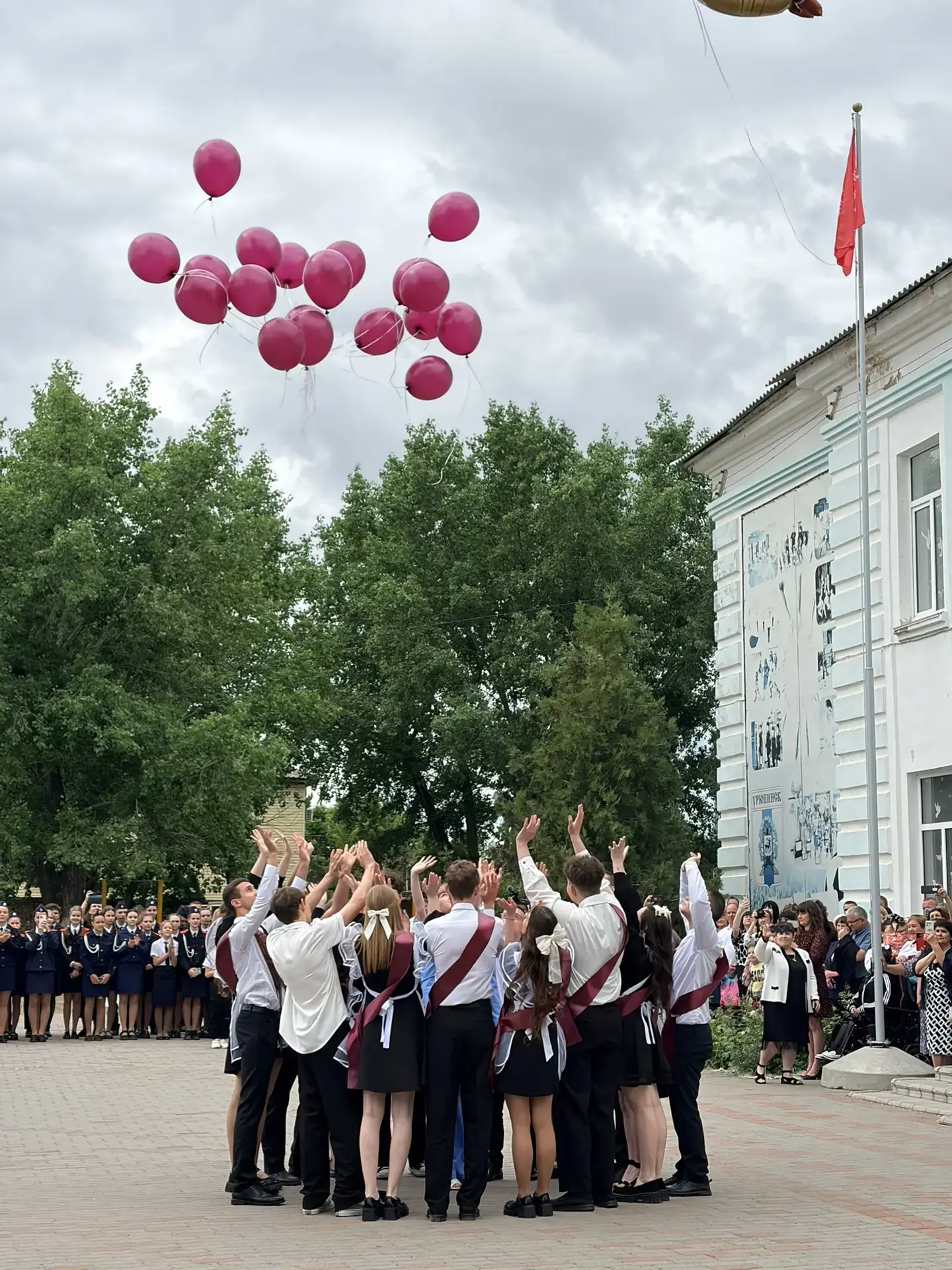 🔔✨ Торжественный "Последний Звонок" в Урюпинске: Проводы Юности и Встреча с Будущим! ✨🔔  Словно на к