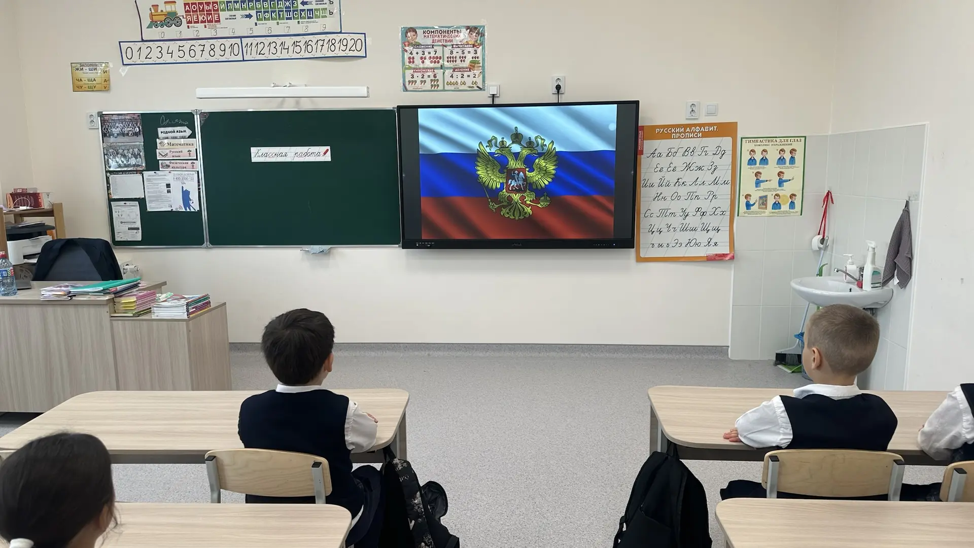 Наши Орлята на треке «Хранители исторической памяти» 🌟  Сегодня 2 «Б» класс окунулся в тему «Расскаж