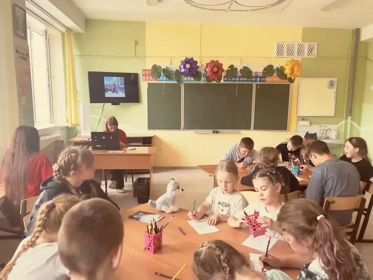 В лагере дневного пребывания СОШ 18 прошел День Первых

Воспитатель и вожатые лагеря рассказали ребя