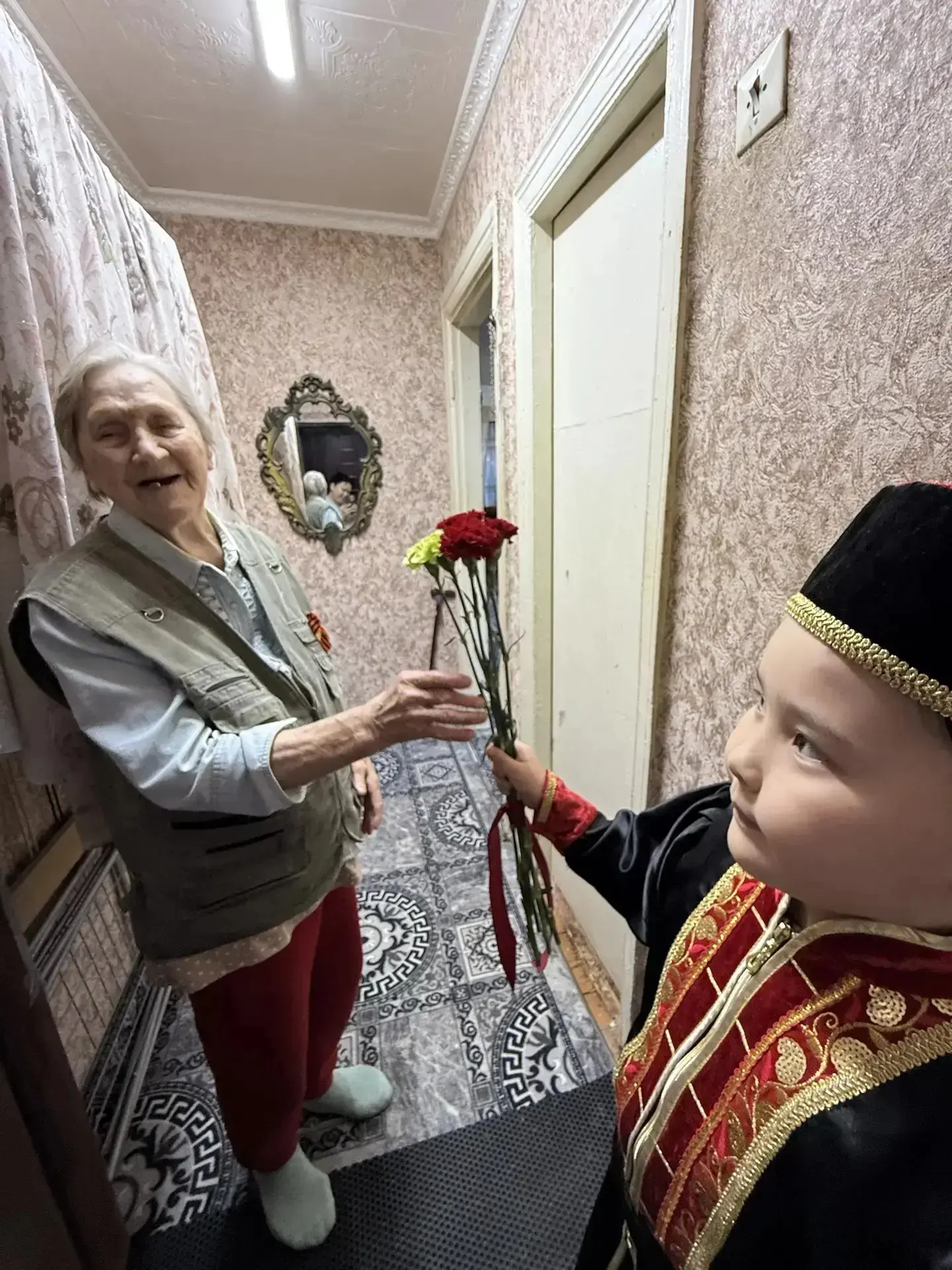 2а, 2в, 4б навестили Колпаносову Веру Михайловну, труженика тыла